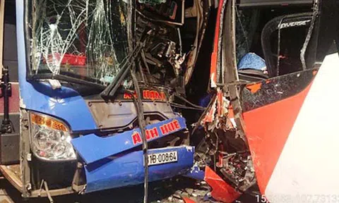 Tai nạn ở Quảng Nam: 2 xe giường nằm đối đầu vỡ nát trên đèo Lò Xo